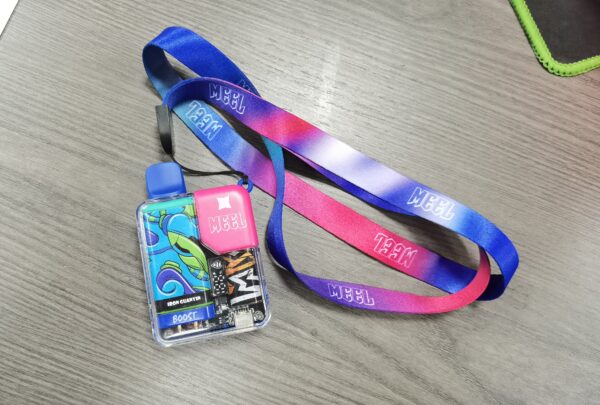 【MEEL BOOST麻將拋棄式】 新款一次性8000口PUFFS拋棄式 功率可以兩檔可調 具有發光帶屏幕顯示